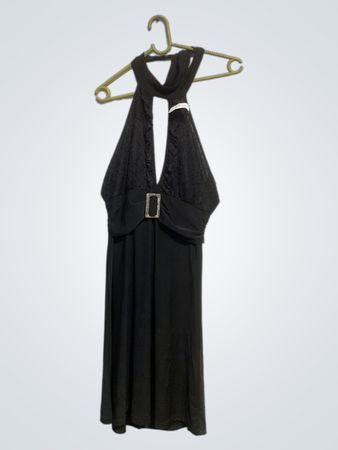 Schwarzes Trägerkleid mit Strassschnalle