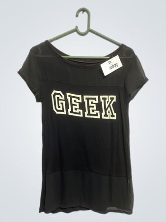 Schwarzes T-Shirt mit "GEEK" Grafik