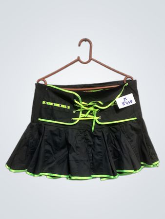 Schwarzer Minirock mit neongrüner Schnürung und Besatz