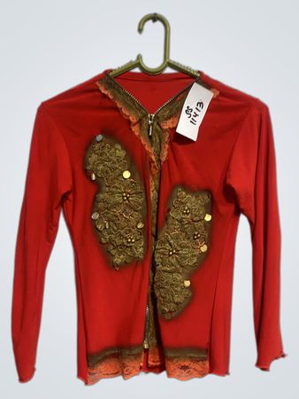 Rotes langärmliges Zip-Up-Oberteil mit aufwendiger Schmetterlingsapplikation
