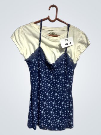 Cremefarbenes T-Shirt mit blauem Sternenprint Cami-Overlay