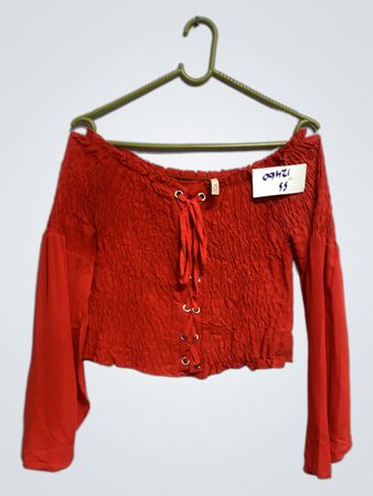 Rotes geschmücktes Off-Shoulder Glockenärmel-Crop-Top