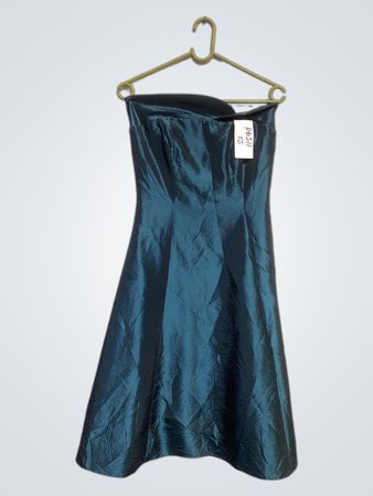 Türkises trägerloses Kleid