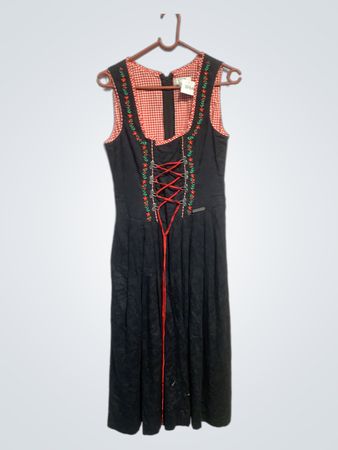 Spleth & Wensky Schwarzes Dirndl Kleid mit roter Schnürung und kariertem Detail