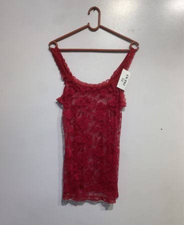 Rotes Spitze-Trägershirt