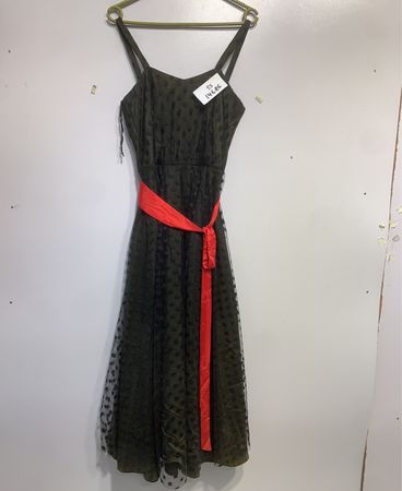 Schwarzes Polka-Dot-Midi-Kleid mit rotem Gurt.