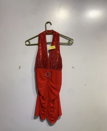 Rotes Halfter-Nackenkleid mit Pailletten und Raffungen
