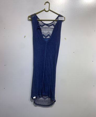 Blaues ärmelloses Kleid mit Chevron-Muster-Detail