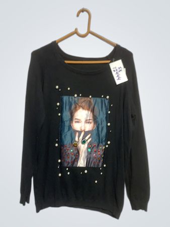 Schwarzer Langarmpullover mit grafischem Druck und Verzierungen