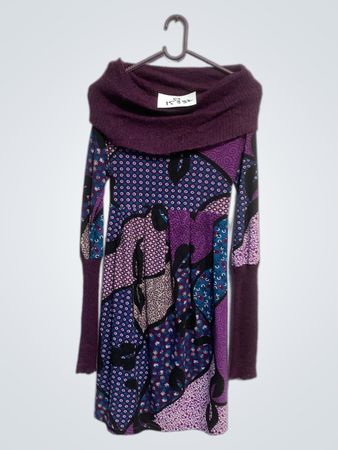 Lila gemustertes Kleid mit Schalkragen