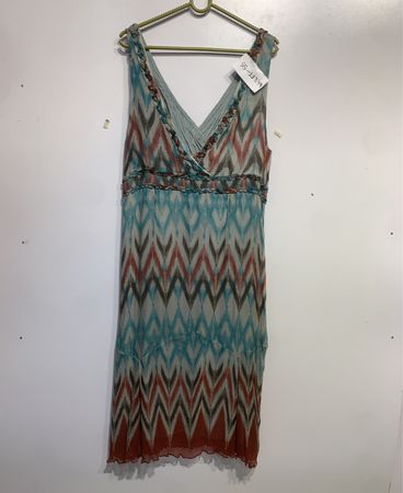 Ärmelloses Chevron-Druckkleid
