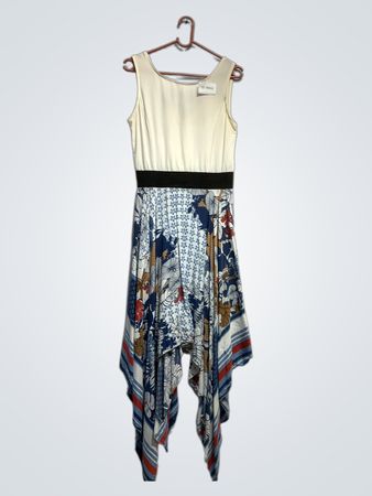 Ärmelloses Kleid mit floralem Taschentuchsaum