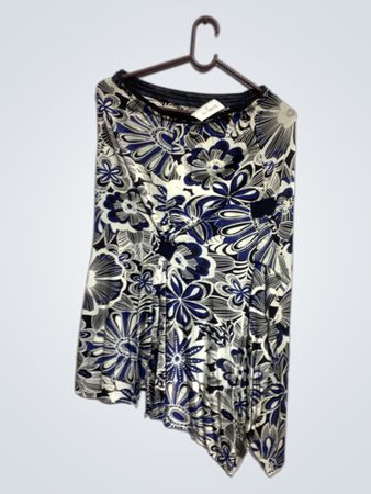 Blauer und weißer Blumendruckrock