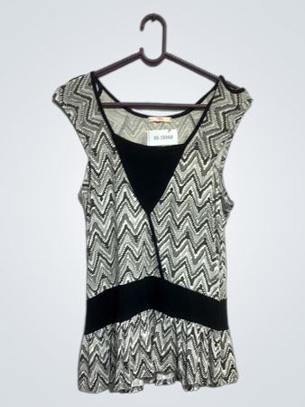Sophi ärmelloses schwarzes und weißes Zickzackmuster-Peplum-Top