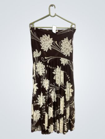 Braunes blumiges trägerloses Kleid