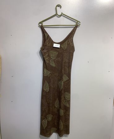 Braues Kleid mit Blättermuster