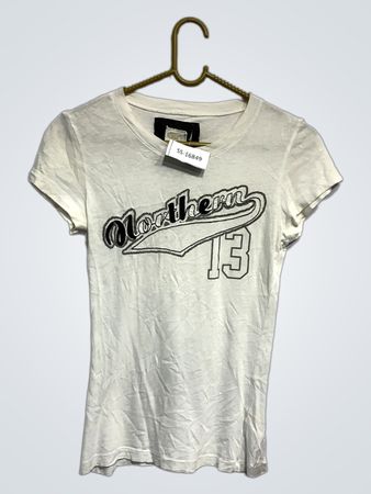 Weißes T-Shirt mit "Northern 13" Grafik