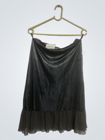 Brillante schwarze Rock mit Rüschensaum
