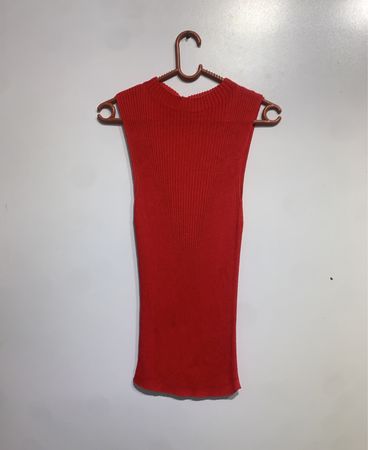 Rotes ärmelloses Ripp-Mock-Neck-Top