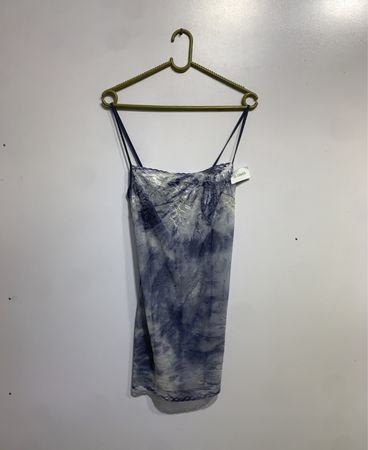 Blaues Batik-Nachthemd mit Spitzenbesatz