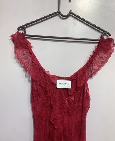 Rotes Spitzen-Nachtkleid