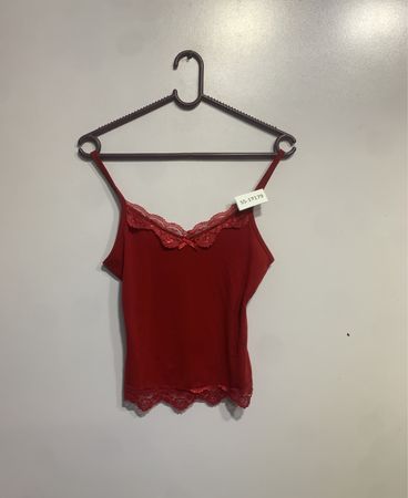 Rote Spitze-Top mit Spitzenrand