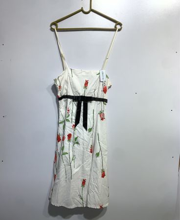 Weißes Kleid mit Rosenmuster und schwarzer Schleife