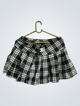 Schwarz-weißer kariierter plissierter Minirock mit Schnallendetails
