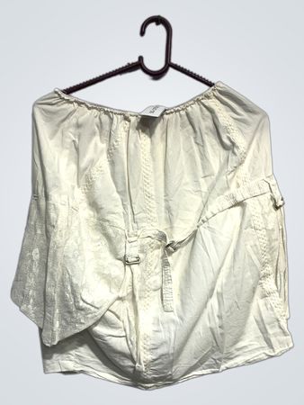 Weiße Bluse mit Schnallen und Spitzenakzenten