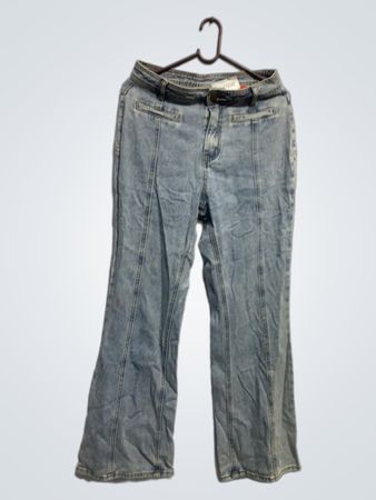 Jeans in heller Waschung mit orangefarbenen Sternen