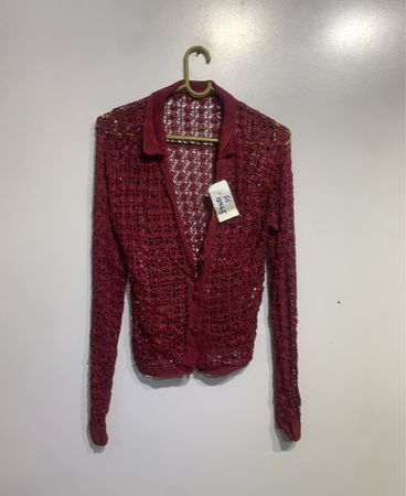 Bordauxfarbener gehäkelter Cardigan mit Etikett