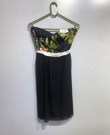 Schulterfreies schwarzes Kleid mit floralem Oberteil