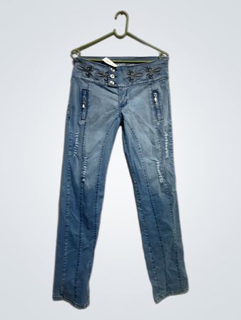 Stark gewaschene bestickte High-Waist-Jeans