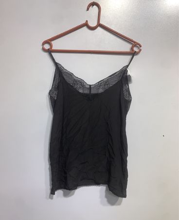 Schwarzes Top mit Spitzenbesatz