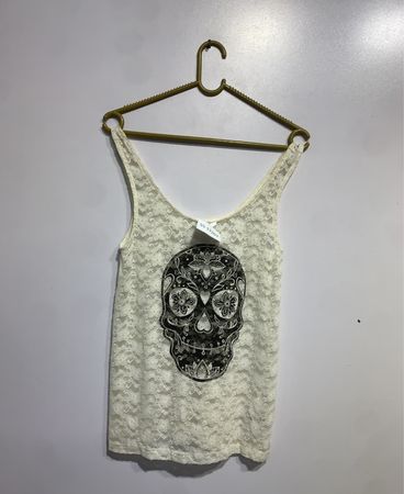Weißes Spitzen-Top mit Totenkopf-Grafik