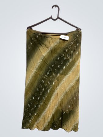 Rock mit Batikmuster und weißem geometrischen Print