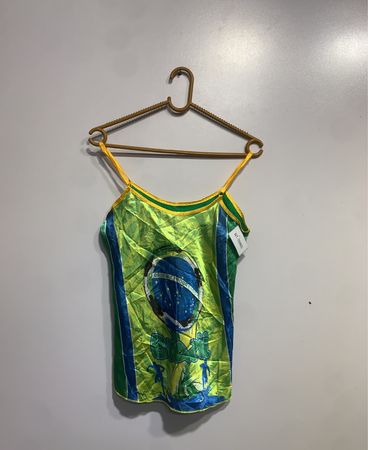 Grünes und blaues Top mit brasilianischem Flaggenmotiv
