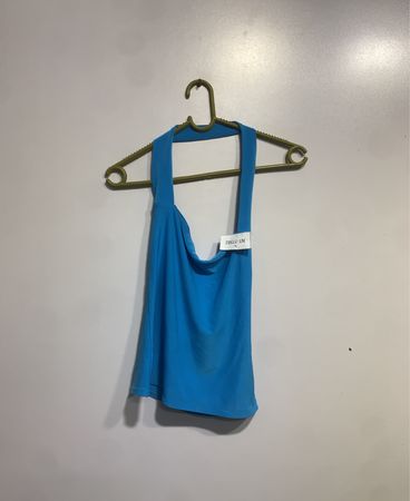 Blaues Halterneck-Top mit Etikett