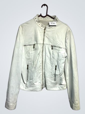 „Weiße Kunstlederjacke“