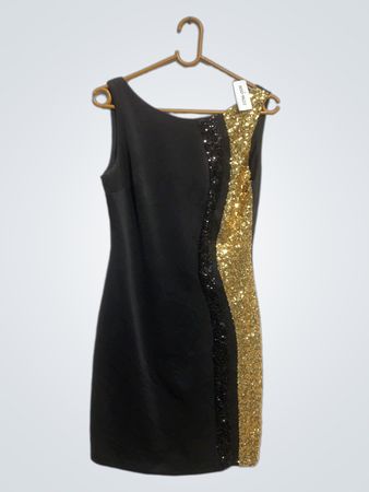 Schwarzes Kleid mit goldenen Pailletten