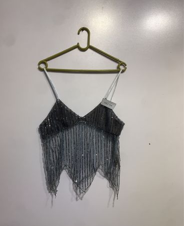 Mit Pailletten verziertes Top