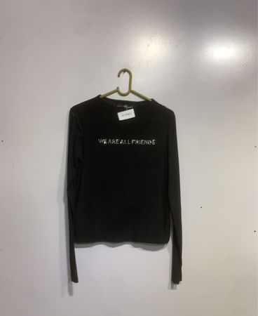 Schwarzes langärmliges T-Shirt mit "WE ARE ALL FRIENDS" Grafik