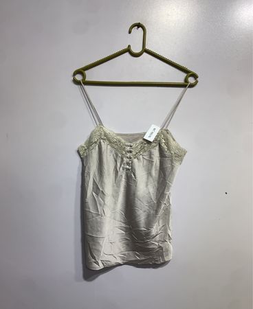Beige Trägershirt mit Spitzenbesatz und Knöpfen