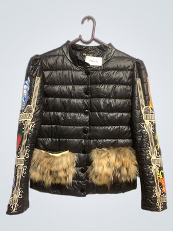 Schwarze gepolsterte Jacke mit Felltaschen und bestickten Ärmeln