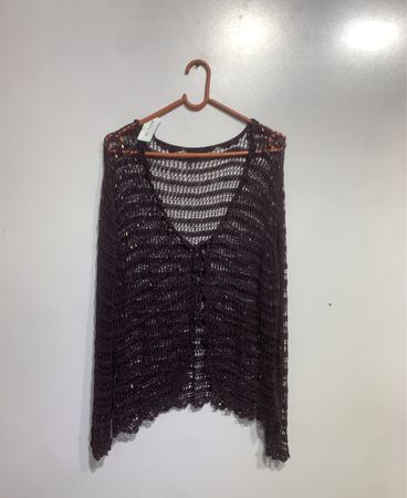 Lila gehäkelte Strickjacke