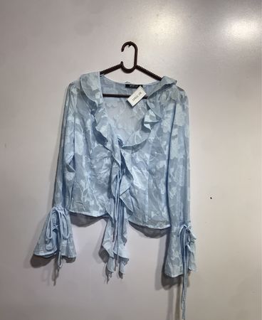 Hellbluse mit floralem Druck und Rüschen