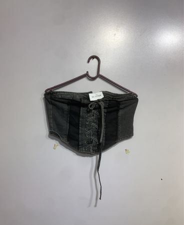 Denim-Corsage mit Schnürung vorne und Reißverschluss.