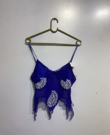Blaue Spaghetti-Top mit weißen Blumenstickereien