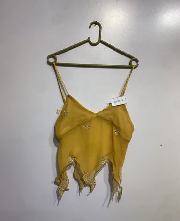 Gelb verziertes Top