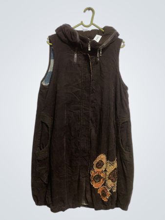 Escalier ärmellose Corduroy-Weste mit floralem Patch